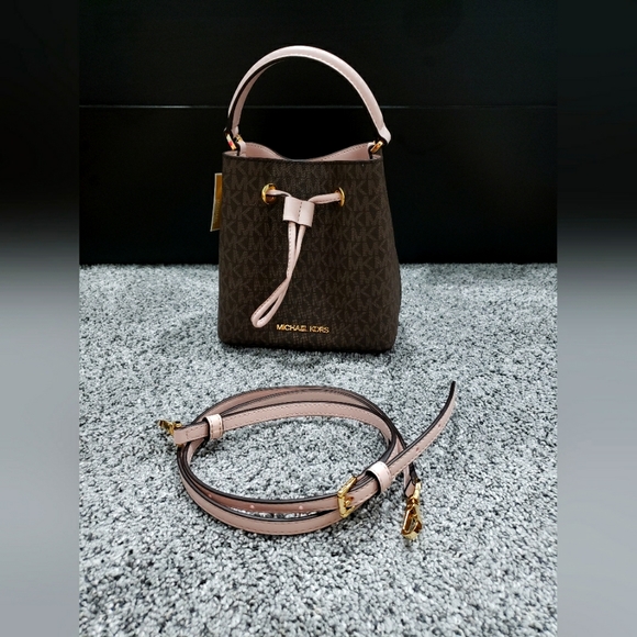 NWT Michael Kors Suri powder blush small bucket purse - Picture 1 of 4